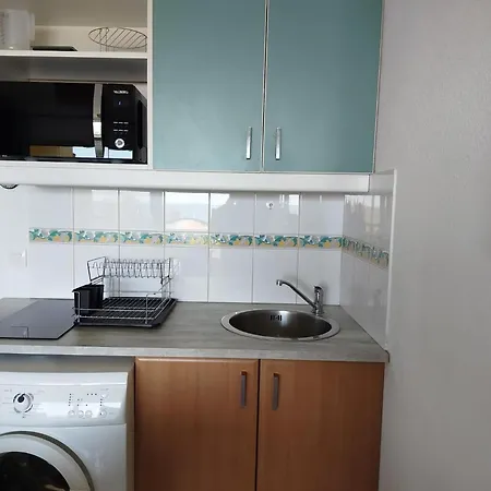 Splendide Vue Pour Ce T2 Dans Avec Piscine - 4goel248 *