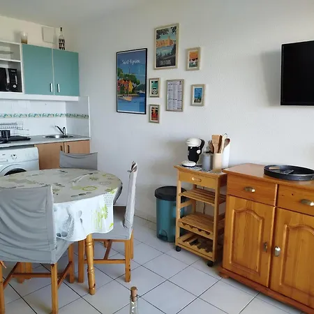 Splendide Vue Pour Ce T2 Dans Avec Piscine - 4goel248 *